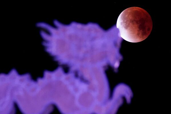 „Krvavi Mesec“ se izdiže iznad glavnog ulaza u La Kinesku, istorijsku Kinesku četvrt, tokom potpunog pomračenja Meseca u Meksikaliju, Meksiko. - Sputnik Srbija