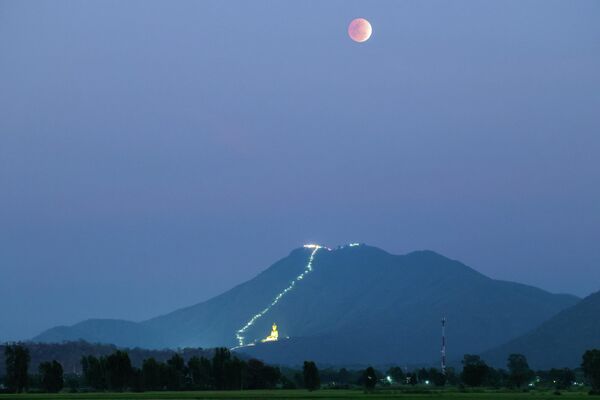 Potpuno pomračenje Meseca kao Dan Makha Buče, budistički praznik, obeleženo je u Vat Khao Vong Phrachan u provinciji Lopburi, na Tajlandu. - Sputnik Srbija