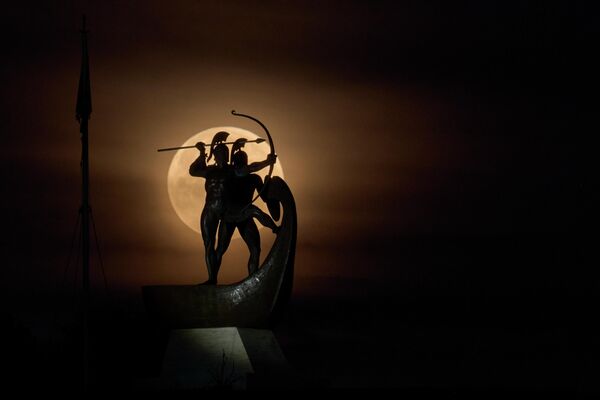 Pun „Crveni mesec“ sija narandžasto dok se približava potpunom pomračenju tokom lunarne eklipse u ranim jutarnjim časovima u blizini Moskve, Ajdaho. - Sputnik Srbija