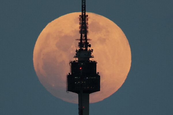 Pun Mesec izlazi iza kule En Seul Tauver u Seulu, Južna Koreja. - Sputnik Srbija