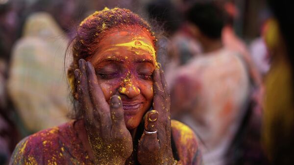 Женщина, лицо которой измазали цветным порошком во время празднования фестиваля Холи в Хайдарабаде, Индия - Sputnik Србија