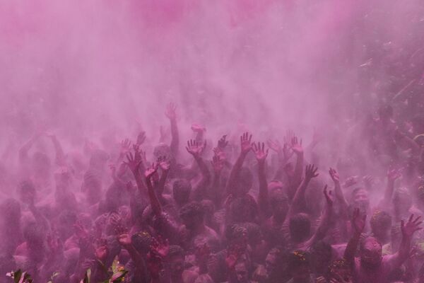 Верници ликују док се по њима прска обојени прах и вода током прославе у храму Калупур Сваминарајан у Ахмедабаду, Индија. - Sputnik Србија