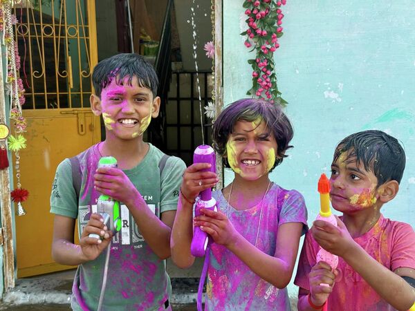 Празник потиче још из древних ведских времена и повезан је са легендама о Кришни и Прахладу. - Sputnik Србија