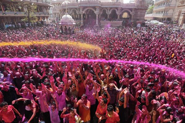 За разлику од многих фестивала који су религијски ограничени, Холи се слави и ван хинду заједнице – људи различитих религија и култура једни друге поздрављају и посипају бојом, што га чини симболом мирног суживота. - Sputnik Србија