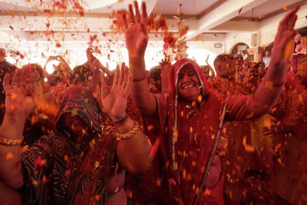 Хиндуистички верници присуствују прослави. - Sputnik Србија