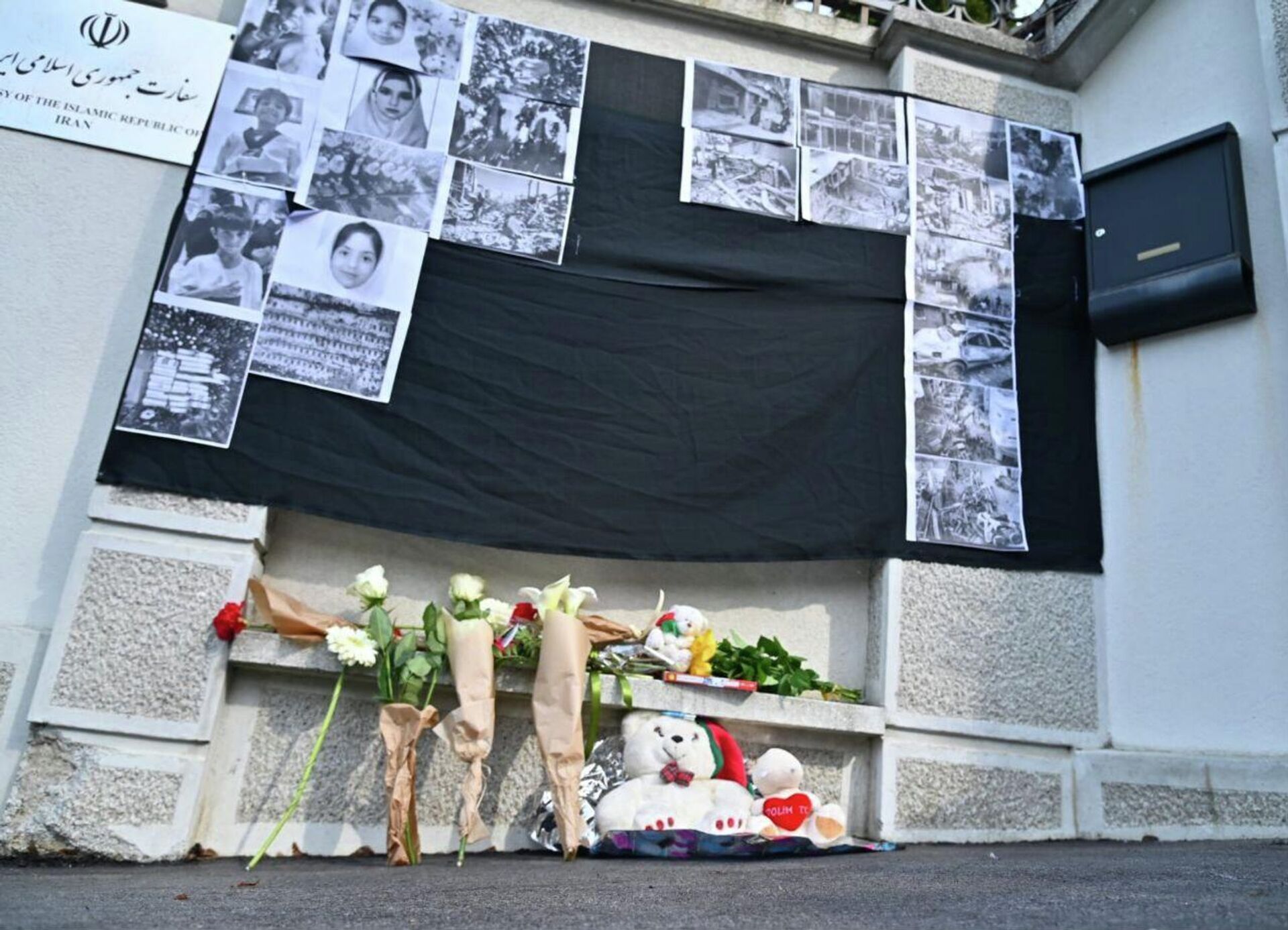 Отворена књига жалости у иранској амбасади у Београду - Sputnik Србија, 1920, 04.03.2026