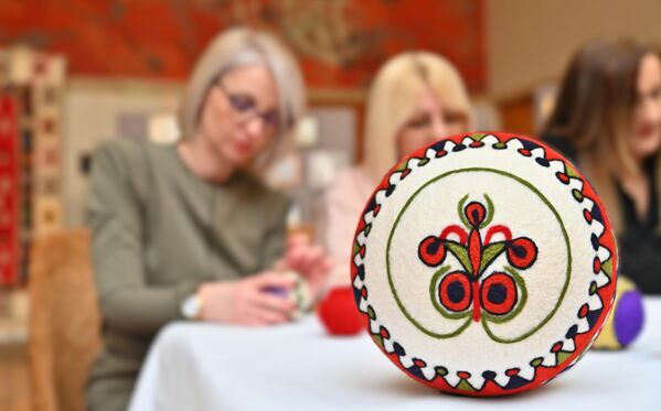 Рукотворине са традиционалним мотивима које израђују жене окупљене у Етно мрежи, прешле су пут од српских села до најудаљених места на планети  - Sputnik Србија