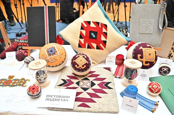 Најчешће даровани као протоколарни поклони,  путују широм света приповедајући причу о вредним рукама жена и традицији српског народа - Sputnik Србија