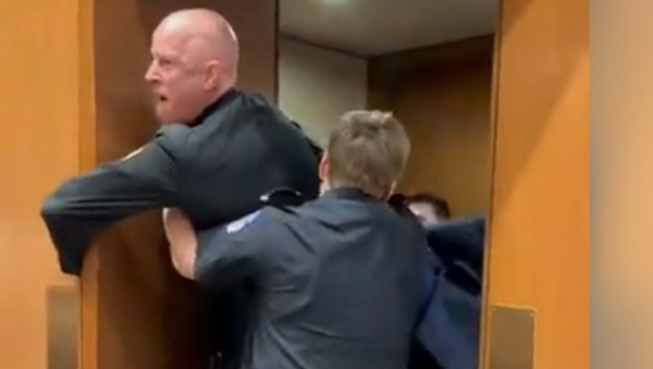 Хаос у америчком Сенату: Бивши маринац насилно избачен, сломљена му рука /видео/