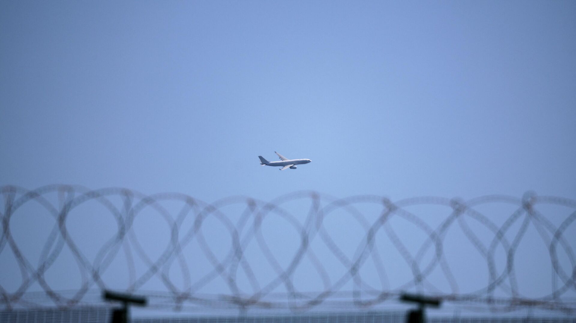 Ограда војне базе Велике Британије на Кипру Ограда војне базе Велике Британије на Кипру - Sputnik Србија, 1920, 21.03.2026