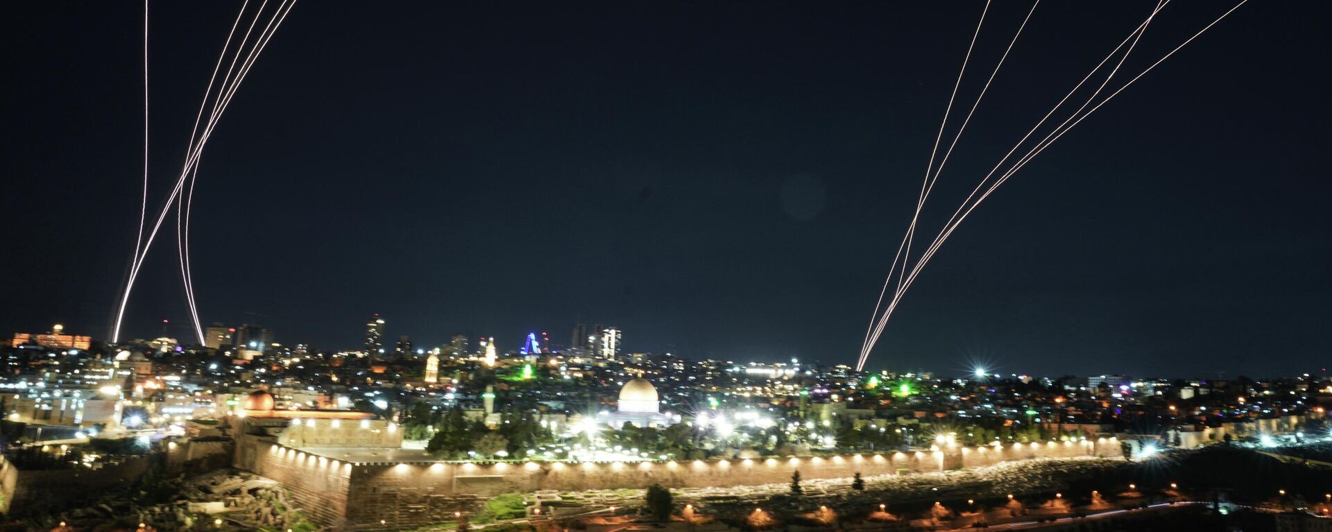 Израильская система ПВО ведет огонь для перехвата ракет, запущенных из Ирана в направлении Израиля, над Иерусалимом - Sputnik Србија, 1920, 05.03.2026