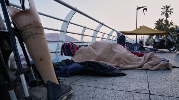 Spasaющiesя ot izrailьskih aviaudarov lюdi na naberežnoй Beйruta, Livan - Sputnik Srbija