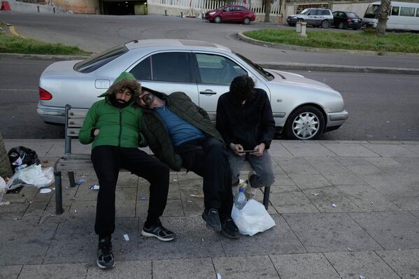 Расељена лица спавају на бејрутској обали. - Sputnik Србија