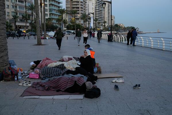 Бејрутска обала је пуна расељених лица. - Sputnik Србија