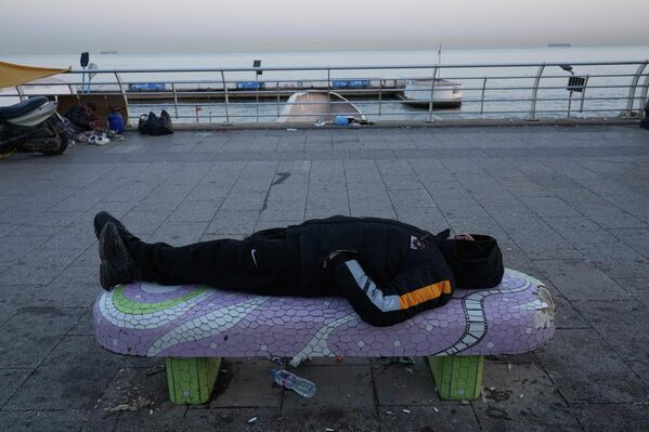 Клупе се користе као замена за кревете. - Sputnik Србија