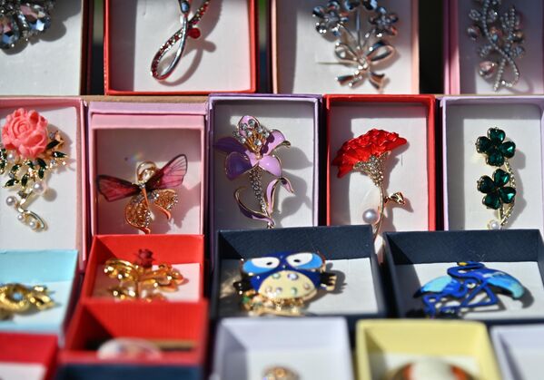 Љубитеље куповине, на базару очекује разноврстан асортиман уникатних занатских производа – накита, природне козметике, ташни, уникатних комада гардеробе… - Sputnik Србија