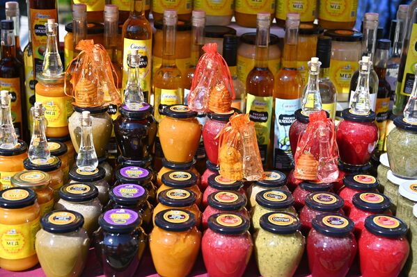 Пољопривредни произвођачи, као и мале породичне радионице представили су се богатом понудом домаћих традиционалних производа и специјалитета - Sputnik Србија