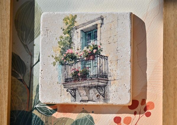 Ручно осликана камена плочица која приказује балкон у медитеранском стилу у дрвеном раму,  један је од интерентнијих производа који се може наћи на базару - Sputnik Србија