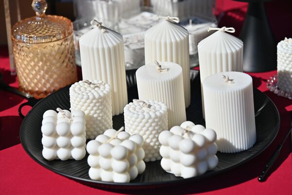 Декоративне свеће израђене од сојиног воска су постале популаран тренд у уређењу ентеријера због свог модерног и минималистичког дизајна - Sputnik Србија