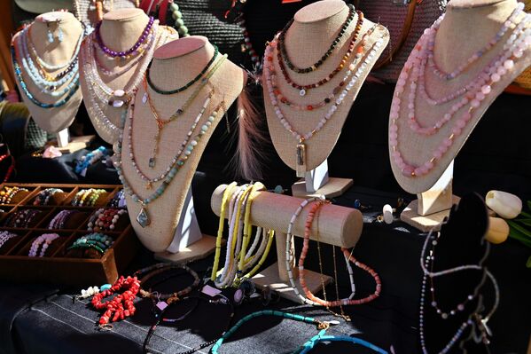 Осим цвећа дамама се поклања и накит - Sputnik Србија