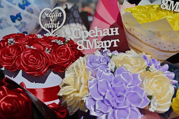 Дан жена је први пут обележен 1911. године у више земаља, али датум празника није био исти. Три године касније Међународни дан жена обележен је 8. марта у шест земаља — Аустрији, Данској, Немачкој, Холандији, Русији и Швајцарској, да би у наредним годинама и деценијама био све распрострањенији. - Sputnik Србија