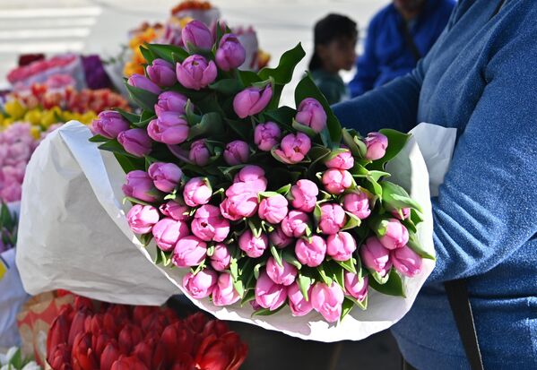 У многим земљама, а посебно у Европи, празник је изгубио своју политичку конотацију и постао својеврсна мешавина Дана мајки и Дана заљубљених. - Sputnik Србија