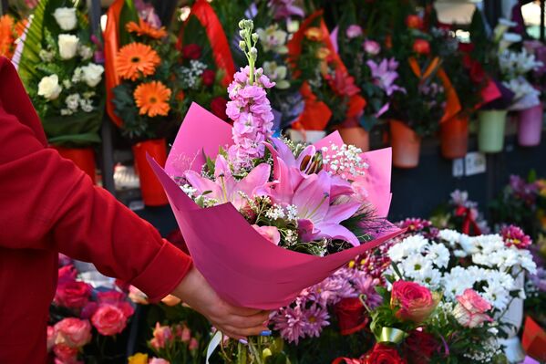 Ипак, цвеће је најпродаванији, али и најпожељнији поклон за 8. март - Sputnik Србија