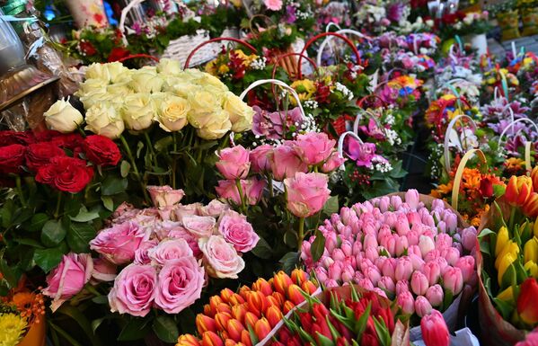 Вероватно се ни у једном дану у години не прода толико букета као Осмог марта. Руже, гербери, хризантеме, кале, нарциси... - Sputnik Србија