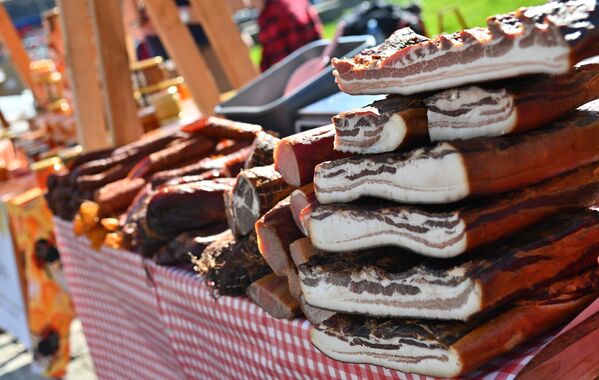 За љубитеље сланих ђаконија ту су домаћи сухомеснати производи - Sputnik Србија