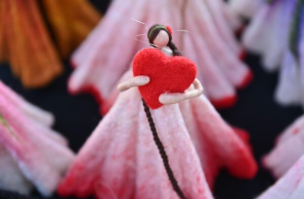 Осми март није само празник жена, већ дан посвећен свим оним тихим хероинама наше свакодневнице, чији труд често остане неприметан. Поклон, макар и симболичан, али с љубављу биран постаје најлепши начин да им кажемо хвала - Sputnik Србија