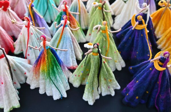 Свет је пун добрих вила: мајке, сестре, супруге, баке... све оне многима од нас представљају виле заштитнице. На једном од штандова затичемо праву малу чаролију- виле израђене од најфиније вуне за трен нас враћају у детињство и безбрижне дане. - Sputnik Србија