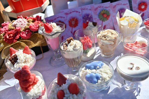 На трен, неко би помислио да пред собом има штанд са слатким ђаконијама, а у уствари су у питању миришљаве с веће - Sputnik Србија