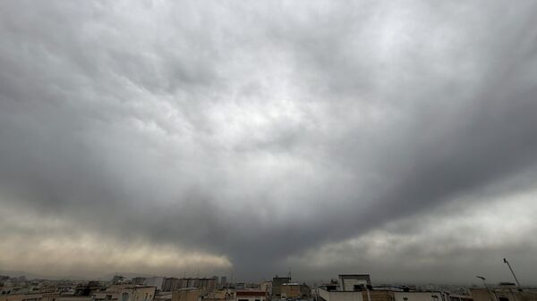 Nebo iznad Irana nakon napada na rafinerije - Sputnik Srbija