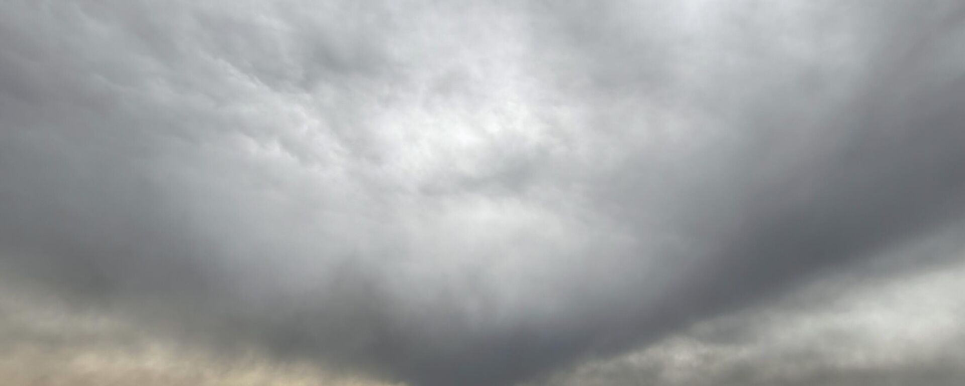 Небо изнад Ирана након напада на рафинерије - Sputnik Србија, 1920, 08.03.2026