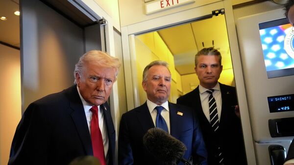 Амерички председник Доналд Трамп, специјални представник Стив Виткоф и министар одбране Пит Хегсет у председничком авиону - Sputnik Србија