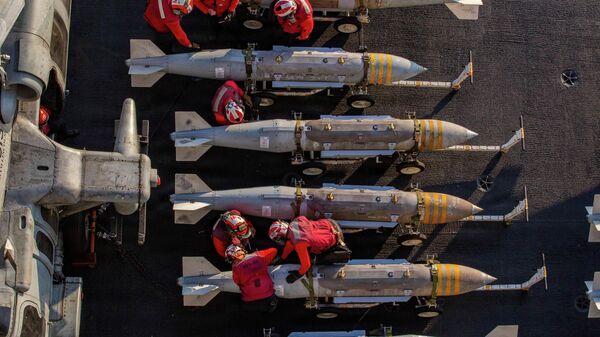 Амерички морнари ређају муницију на носачу авиона Абрахам Линколн - Sputnik Србија