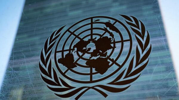 Logo Ujedinjenih nacija na zgradi UN u Njujorku - Sputnik Srbija