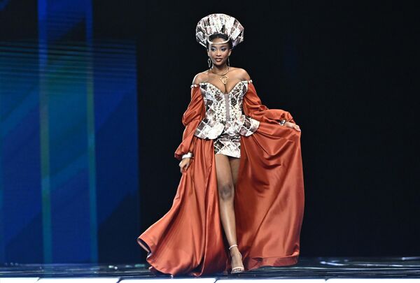 Karabo Ngvenija (Južnoafrička republika) u finalu Međunarodnog takmičenja lepote zemalja Briksa. - Sputnik Srbija