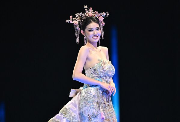 Čen Sibej (Kina) na svečanoj ceremoniji zatvaranja Međunarodnog takmičenja lepote zemalja Briksa u Kazanju. - Sputnik Srbija