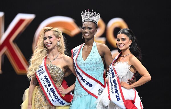 Pobednice u nominaciji „Misis BRIKS“: 2. mesto – Olga Migunova (Kazahstan), 1. mesto – Milisent Folodi Tlou (Južnoafrička Republika) i 3. mesto – Aleksandra Hvatova (Rusija) (sleva nadesno). - Sputnik Srbija