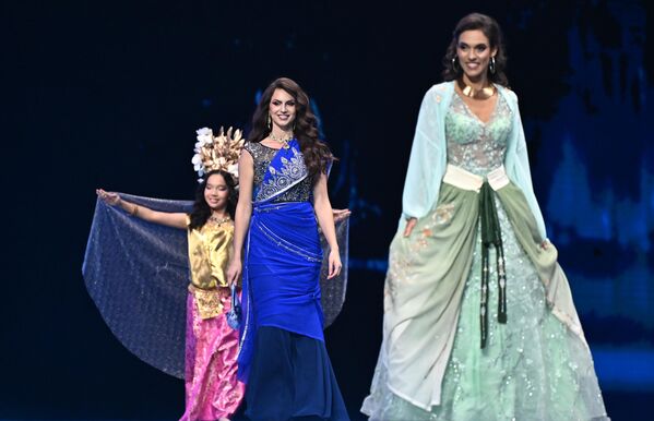 S desna na levo: predstavnice Indonezije, Brentano Tavares Natalija (MRS BRICS), Altina Šakiri (MISS BRICS) i Samar Hana (MINI MISS). - Sputnik Srbija