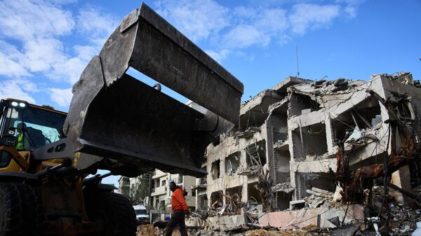 Uklanjanje ruševina zgrade pogođene u iranskom napadu na Tel Aviv - Sputnik Srbija