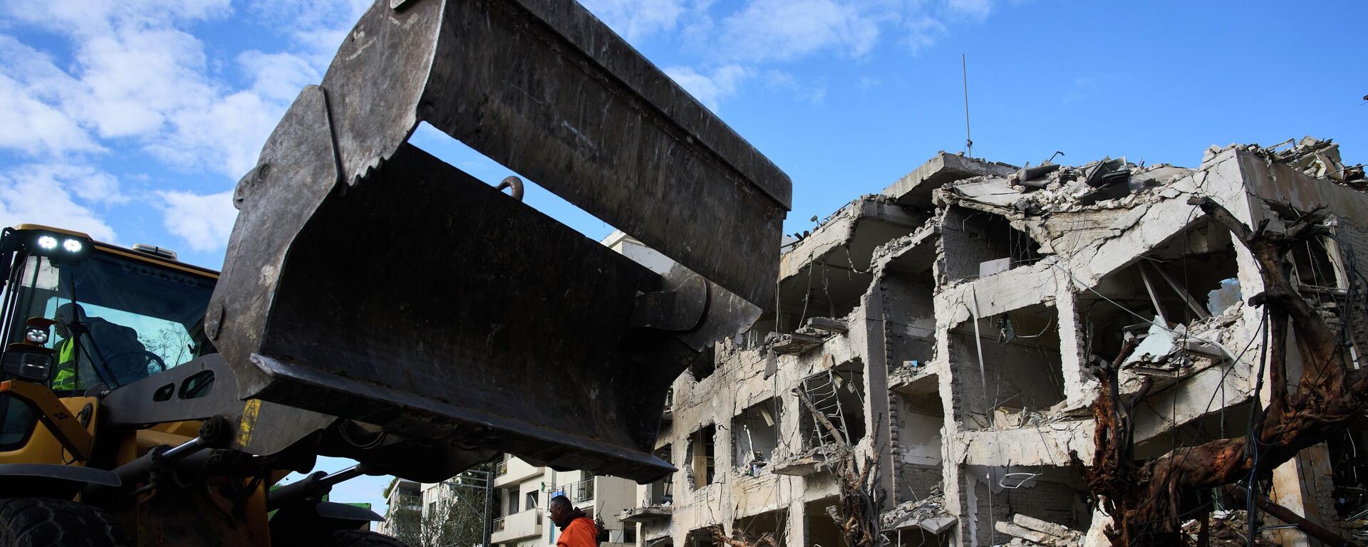 Uklanjanje ruševina zgrade pogođene u iranskom napadu na Tel Aviv - Sputnik Srbija, 1920, 10.03.2026