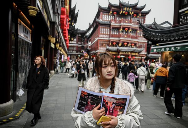 Грађани на улици у старом делу Шангаја. - Sputnik Србија