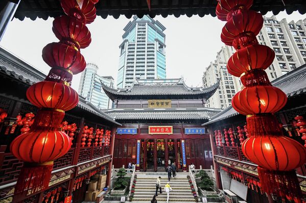 Традиционални кинески фењери на улици у Шангају. - Sputnik Србија