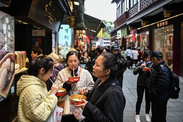 Грађани у старом делу Шангаја. - Sputnik Србија