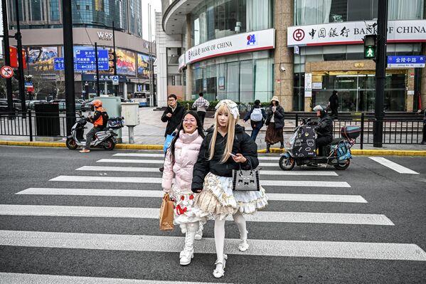 Грађани прелазе улицу у Шангају. - Sputnik Србија