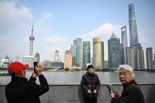 Грађани на кеју Вајтан у Шангају. - Sputnik Србија