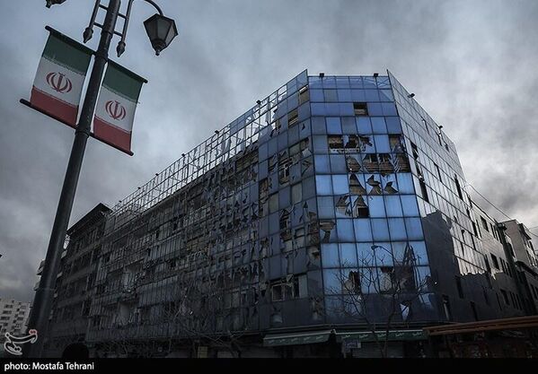 Neke tačke oko Trga revolucije u Teheranu bile su cilj avijacije vojski Sjedinjenih Država i Izraela, pri čemu je naneta velika šteta stambenim objektima i trgovinskim jedinicama u tom području. - Sputnik Srbija