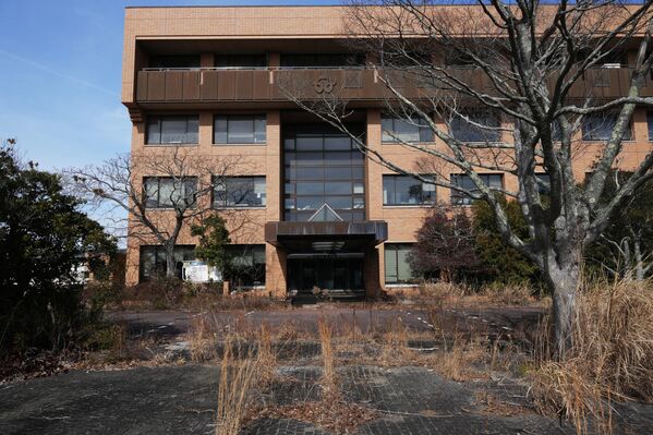 Земљотрес магнитуде 9,0 степени Рихтерове скале, који је изазвао цунами и топљење реактора нуклеарног комплекса Фукушима Даичи, довели су до губитка више од 22.000 живота, а оператор електране се и даље бори да демонтира оштећене објекте до 2051. године. - Sputnik Србија